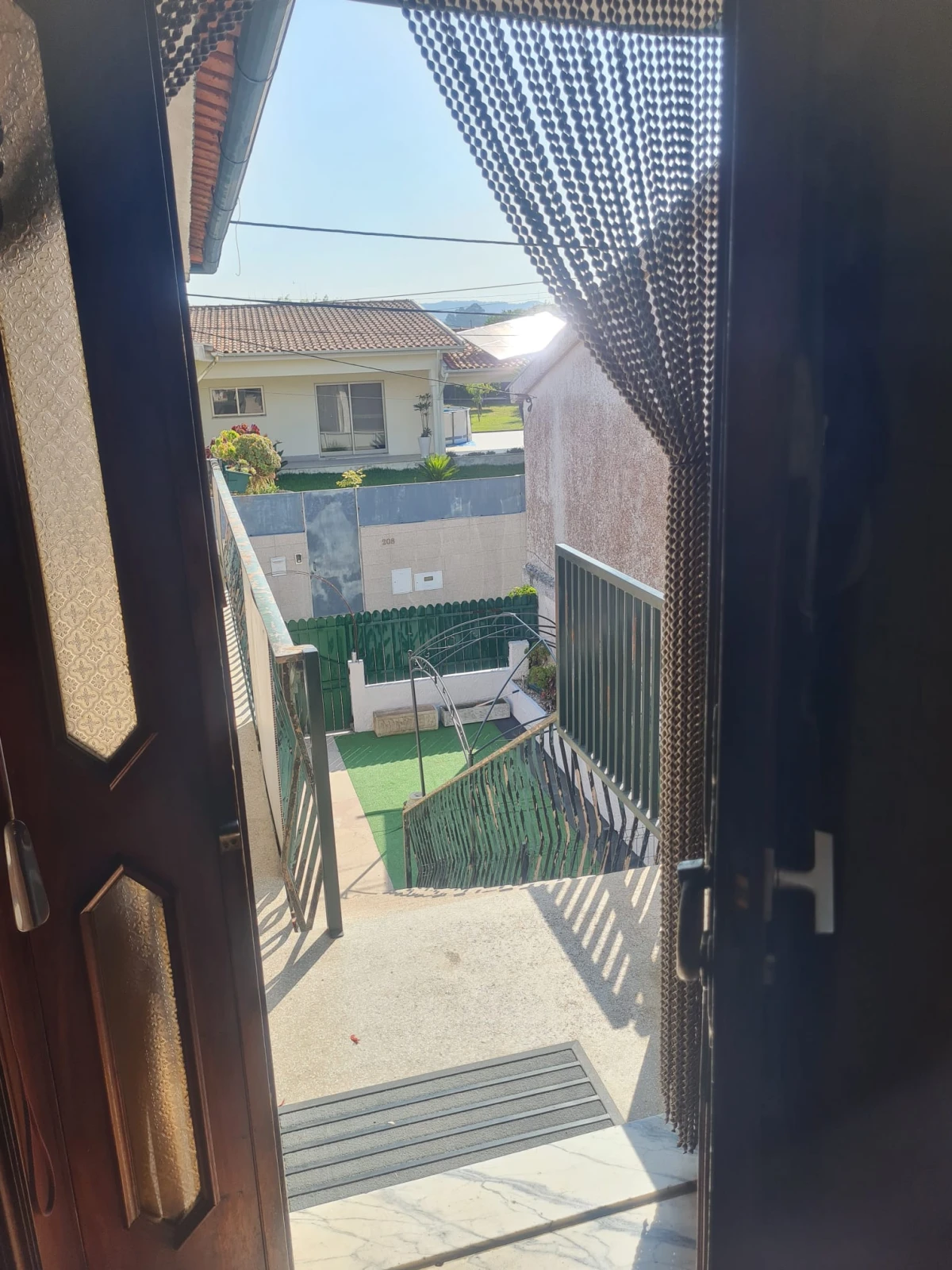 GR Negócios Imobiliários - Moradia V3 Moradia com andares de utilização independente e três acessos diferenciados; cave para garagem; rés do chão para comércio e andar para habitação. Logradouros separados individualmente e acessos automóveis/pedonais diferentes.