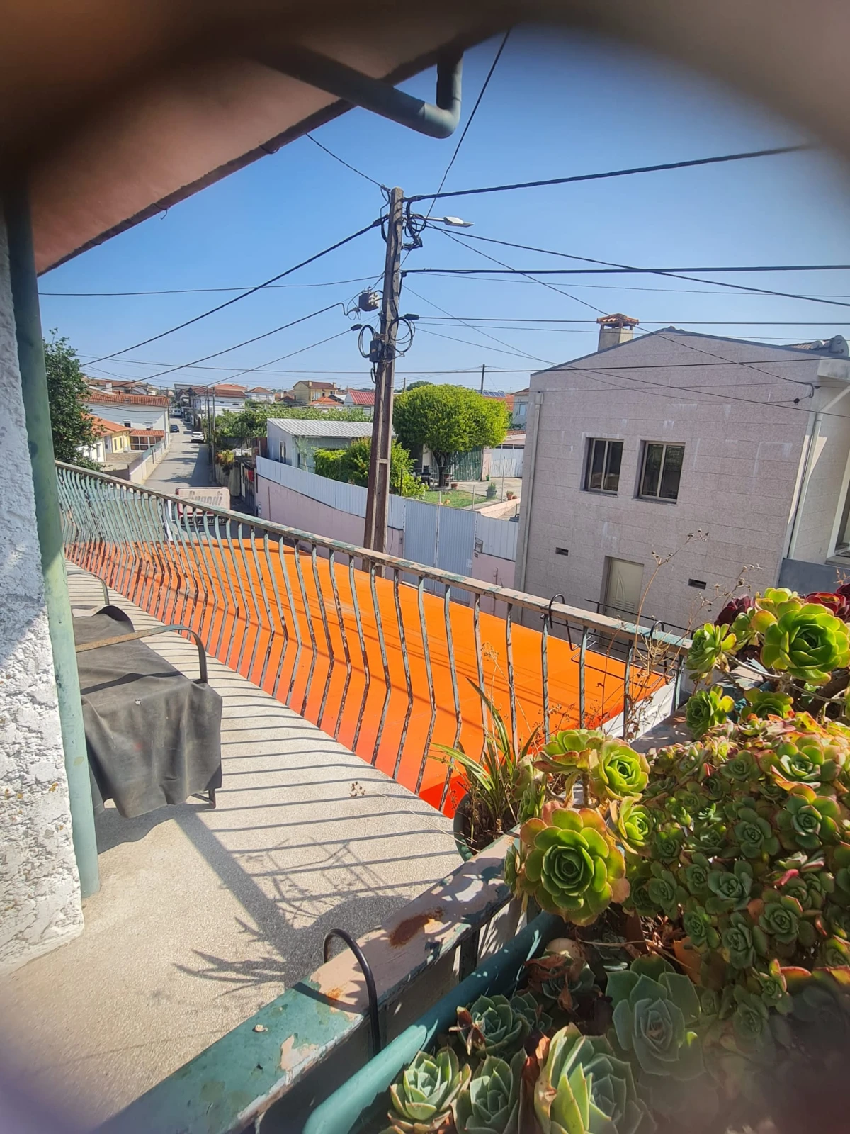 GR Negócios Imobiliários - Moradia V3 Moradia com andares de utilização independente e três acessos diferenciados; cave para garagem; rés do chão para comércio e andar para habitação. Logradouros separados individualmente e acessos automóveis/pedonais diferentes.