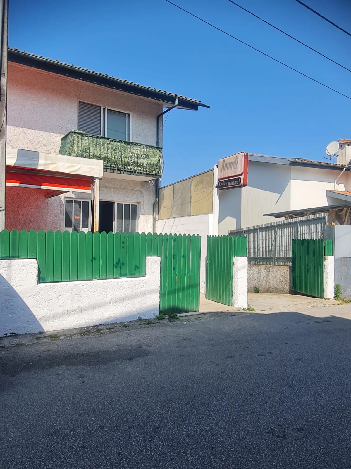 GR Negócios Imobiliários - Moradia V3 Moradia com andares de utilização independente e três acessos diferenciados; cave para garagem; rés do chão para comércio e andar para habitação. Logradouros separados individualmente e acessos automóveis/pedonais diferentes.
