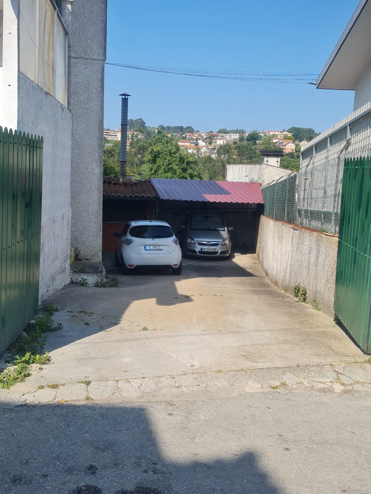 GR Negócios Imobiliários - Moradia V3 Moradia com andares de utilização independente e três acessos diferenciados; cave para garagem; rés do chão para comércio e andar para habitação. Logradouros separados individualmente e acessos automóveis/pedonais diferentes.