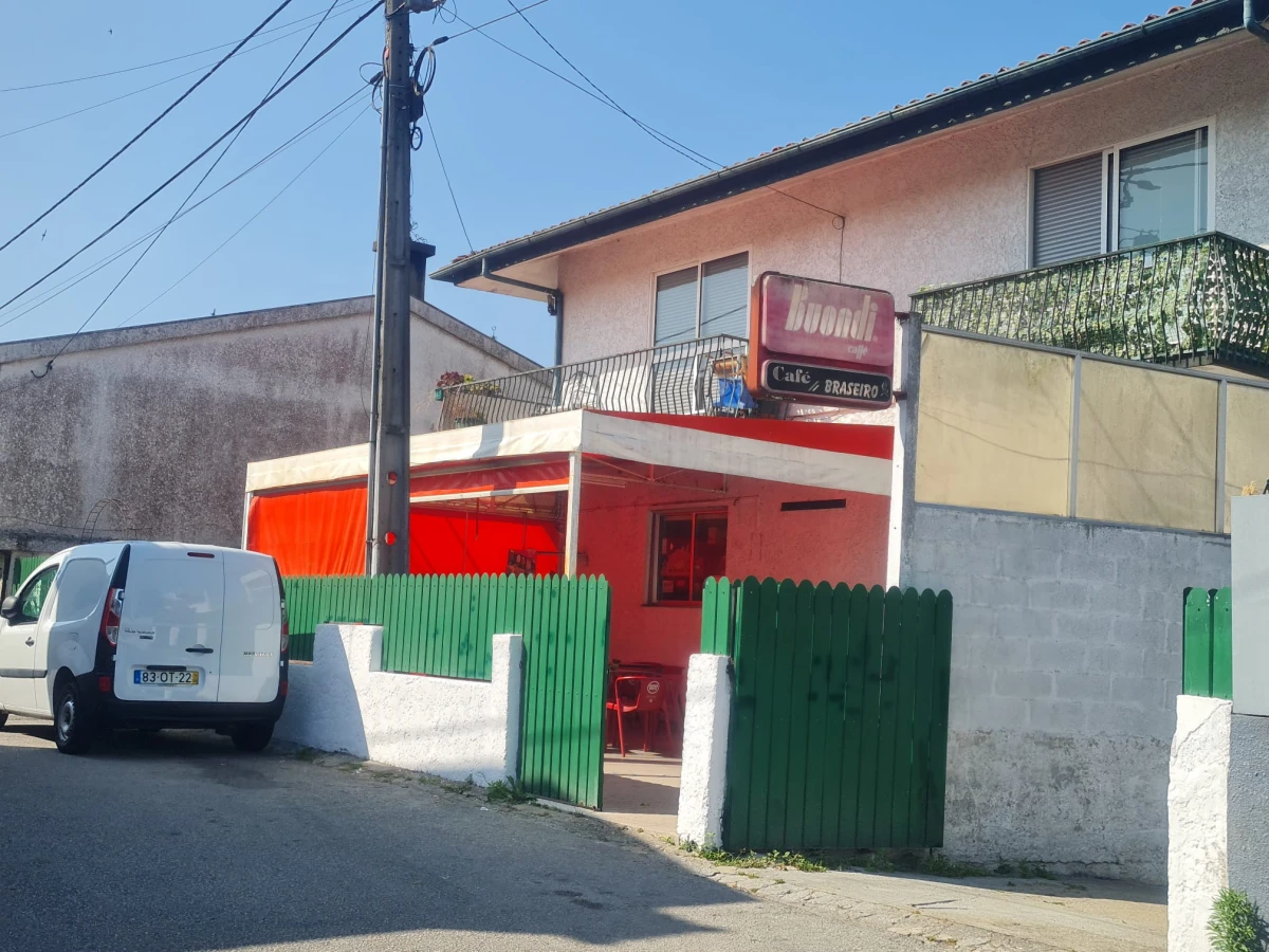 GR Negócios Imobiliários - Moradia V3 Moradia com andares de utilização independente e três acessos diferenciados; cave para garagem; rés do chão para comércio e andar para habitação. Logradouros separados individualmente e acessos automóveis/pedonais diferentes.