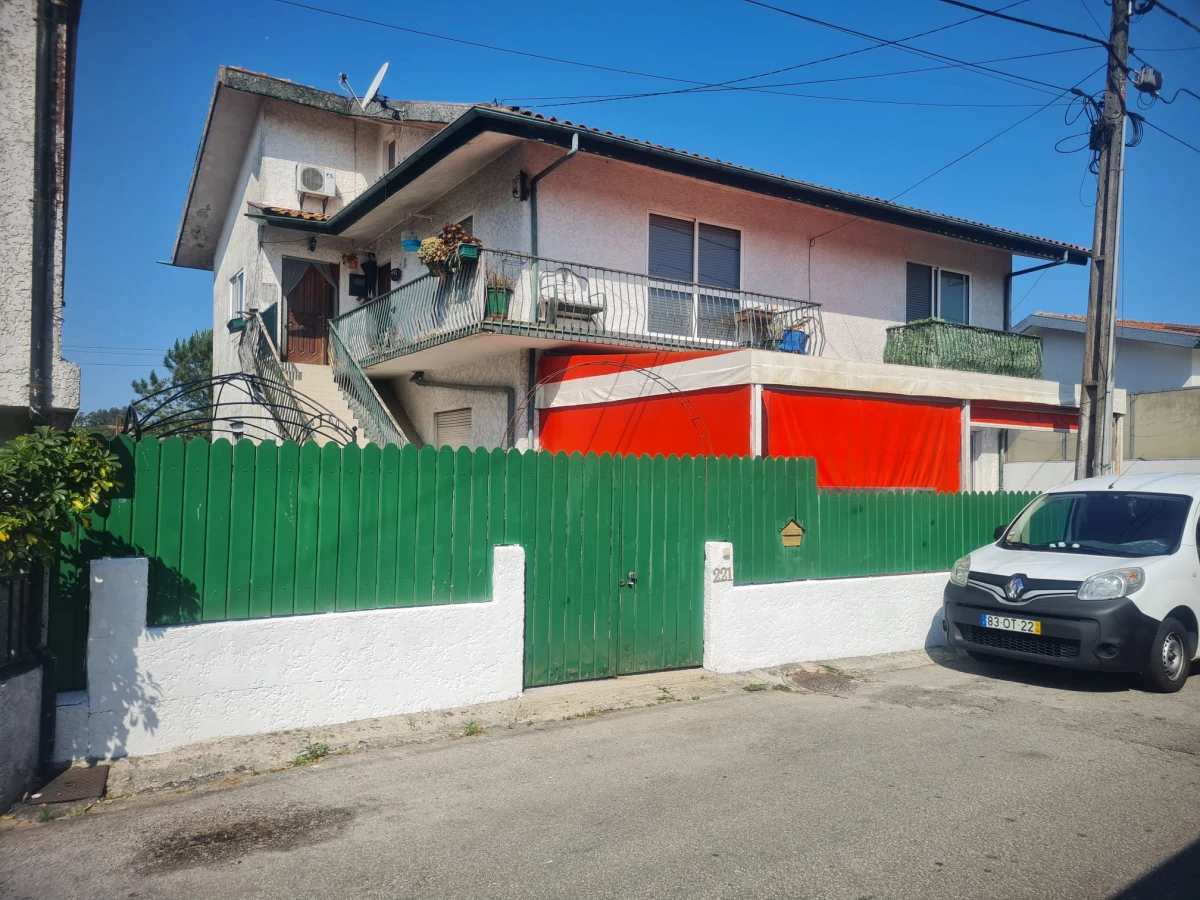 GR Negócios Imobiliários - Moradia V3 Moradia com andares de utilização independente e três acessos diferenciados; cave para garagem; rés do chão para comércio e andar para habitação. Logradouros separados individualmente e acessos automóveis/pedonais diferentes.