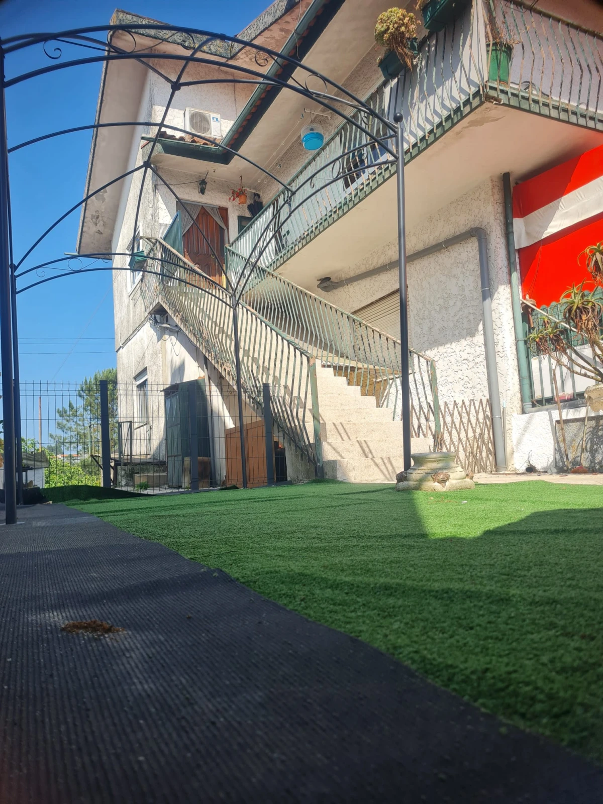 GR Negócios Imobiliários - Moradia V3 Moradia com andares de utilização independente e três acessos diferenciados; cave para garagem; rés do chão para comércio e andar para habitação. Logradouros separados individualmente e acessos automóveis/pedonais diferentes.