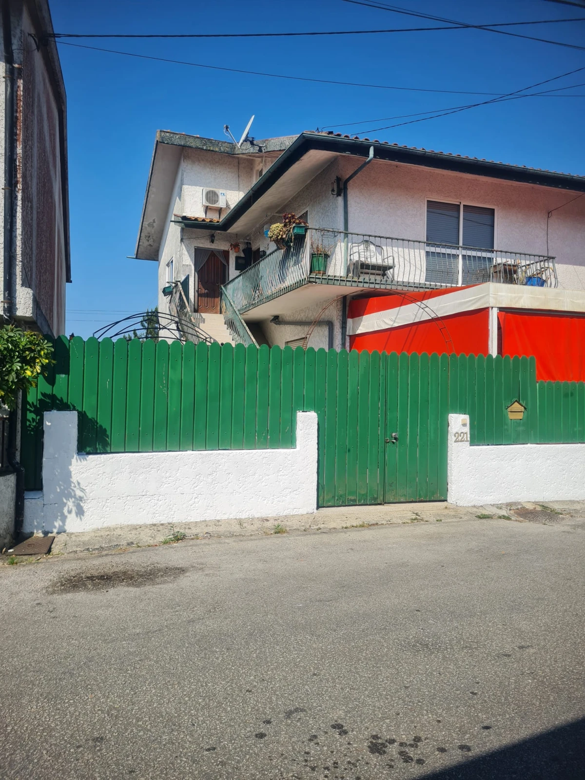 GR Negócios Imobiliários - Moradia V3 Moradia com andares de utilização independente e três acessos diferenciados; cave para garagem; rés do chão para comércio e andar para habitação. Logradouros separados individualmente e acessos automóveis/pedonais diferentes.
