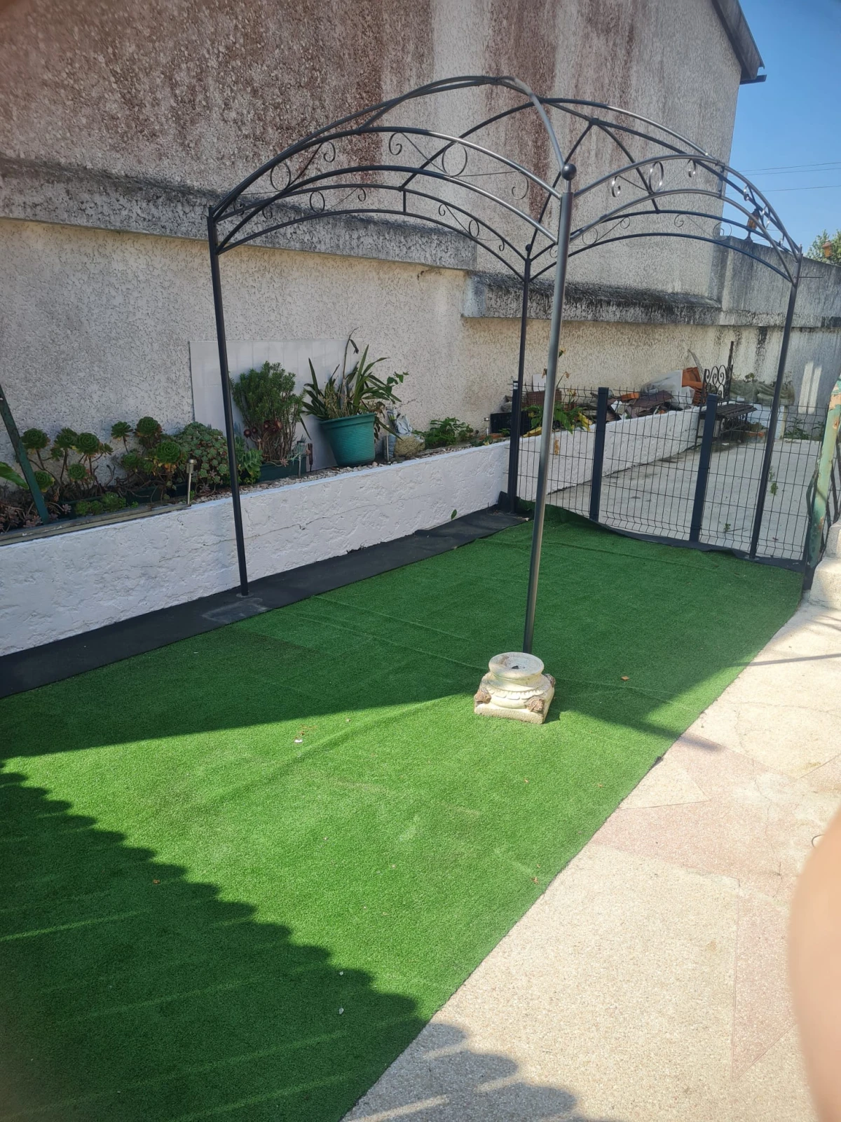 GR Negócios Imobiliários - Moradia V3 Moradia com andares de utilização independente e três acessos diferenciados; cave para garagem; rés do chão para comércio e andar para habitação. Logradouros separados individualmente e acessos automóveis/pedonais diferentes.