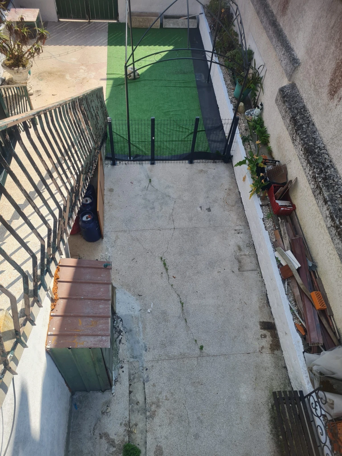 GR Negócios Imobiliários - Moradia V3 Moradia com andares de utilização independente e três acessos diferenciados; cave para garagem; rés do chão para comércio e andar para habitação. Logradouros separados individualmente e acessos automóveis/pedonais diferentes.