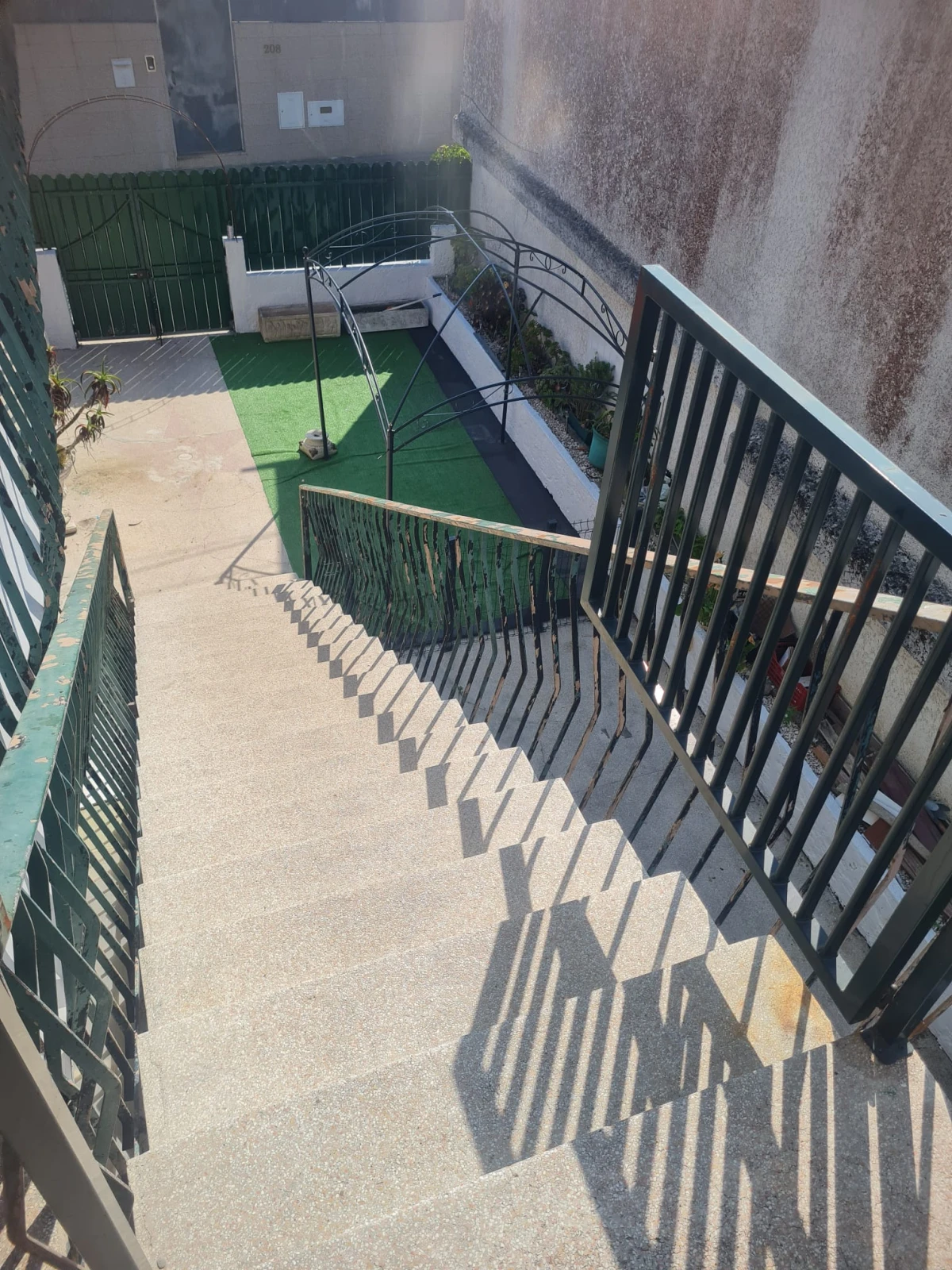 GR Negócios Imobiliários - Moradia V3 Moradia com andares de utilização independente e três acessos diferenciados; cave para garagem; rés do chão para comércio e andar para habitação. Logradouros separados individualmente e acessos automóveis/pedonais diferentes.