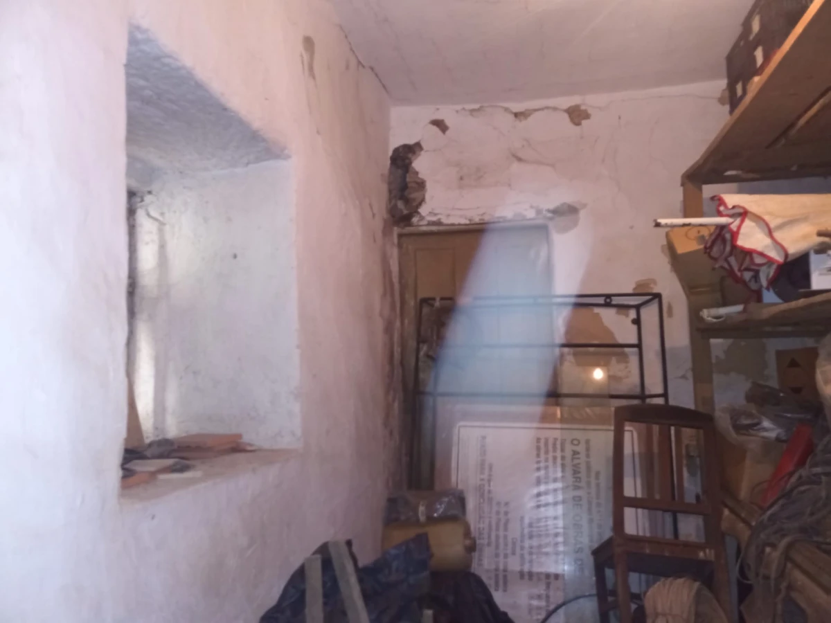 GR Negócios Imobiliários - moradia para reconstruçao Casa isolada, térrea em pedra cuja área de implantação é de 96m2, para reconstrução; inserida em terreno com 560m2; central mas zona muito pacata e sossegada; ótimos acessos.