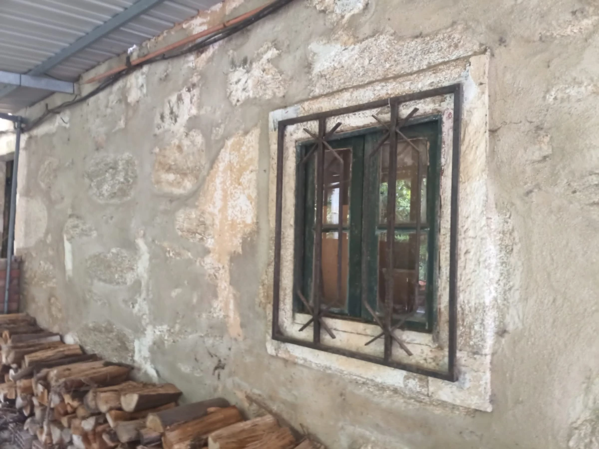 GR Negócios Imobiliários - moradia para reconstruçao Casa isolada, térrea em pedra cuja área de implantação é de 96m2, para reconstrução; inserida em terreno com 560m2; central mas zona muito pacata e sossegada; ótimos acessos.