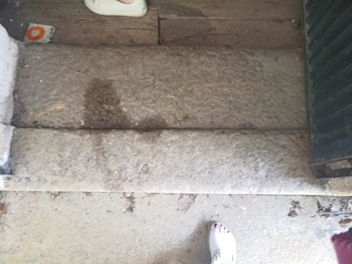 GR Negócios Imobiliários - moradia para reconstruçao Casa isolada, térrea em pedra cuja área de implantação é de 96m2, para reconstrução; inserida em terreno com 560m2; central mas zona muito pacata e sossegada; ótimos acessos.