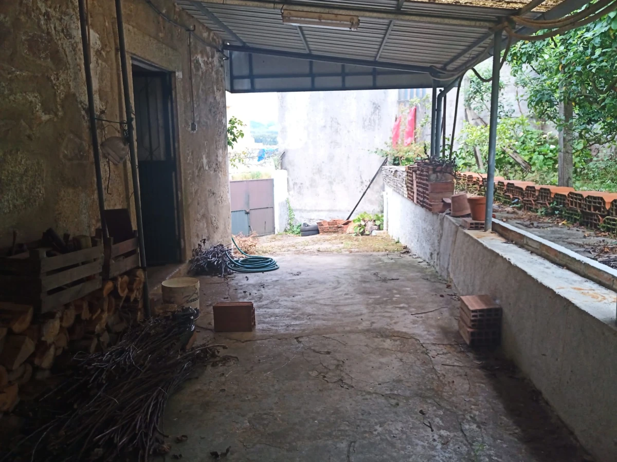 GR Negócios Imobiliários - moradia para reconstruçao Casa isolada, térrea em pedra cuja área de implantação é de 96m2, para reconstrução; inserida em terreno com 560m2; central mas zona muito pacata e sossegada; ótimos acessos.