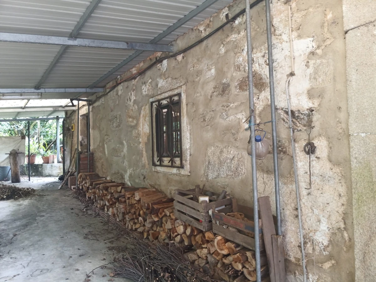 GR Negócios Imobiliários - moradia para reconstruçao Casa isolada, térrea em pedra cuja área de implantação é de 96m2, para reconstrução; inserida em terreno com 560m2; central mas zona muito pacata e sossegada; ótimos acessos.