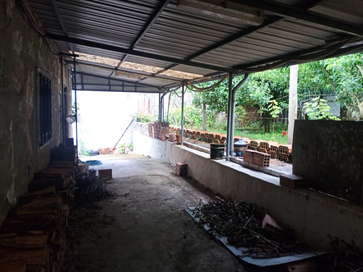 GR Negócios Imobiliários - moradia para reconstruçao Casa isolada, térrea em pedra cuja área de implantação é de 96m2, para reconstrução; inserida em terreno com 560m2; central mas zona muito pacata e sossegada; ótimos acessos.