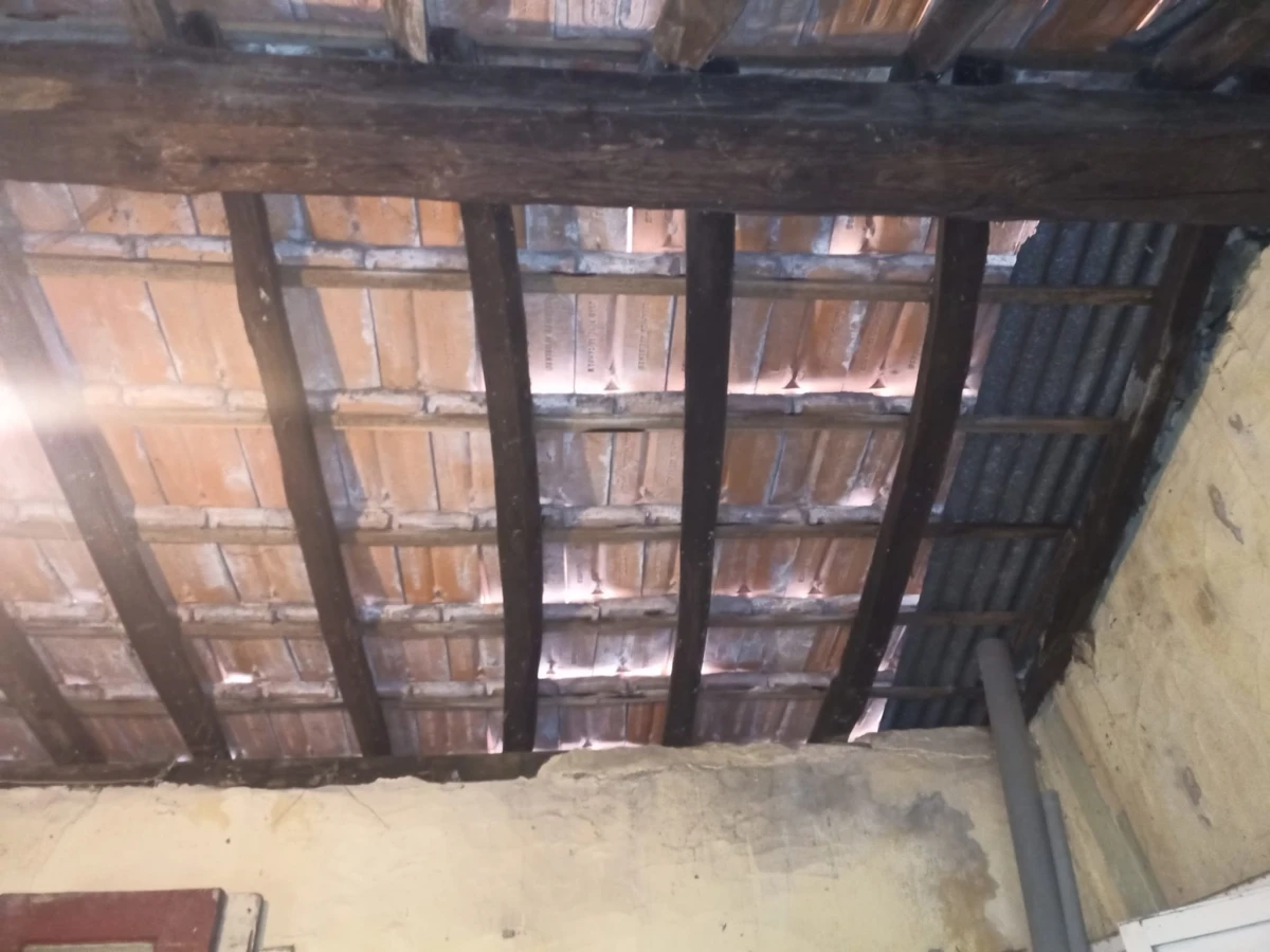 GR Negócios Imobiliários - moradia para reconstruçao Casa isolada, térrea em pedra cuja área de implantação é de 96m2, para reconstrução; inserida em terreno com 560m2; central mas zona muito pacata e sossegada; ótimos acessos.