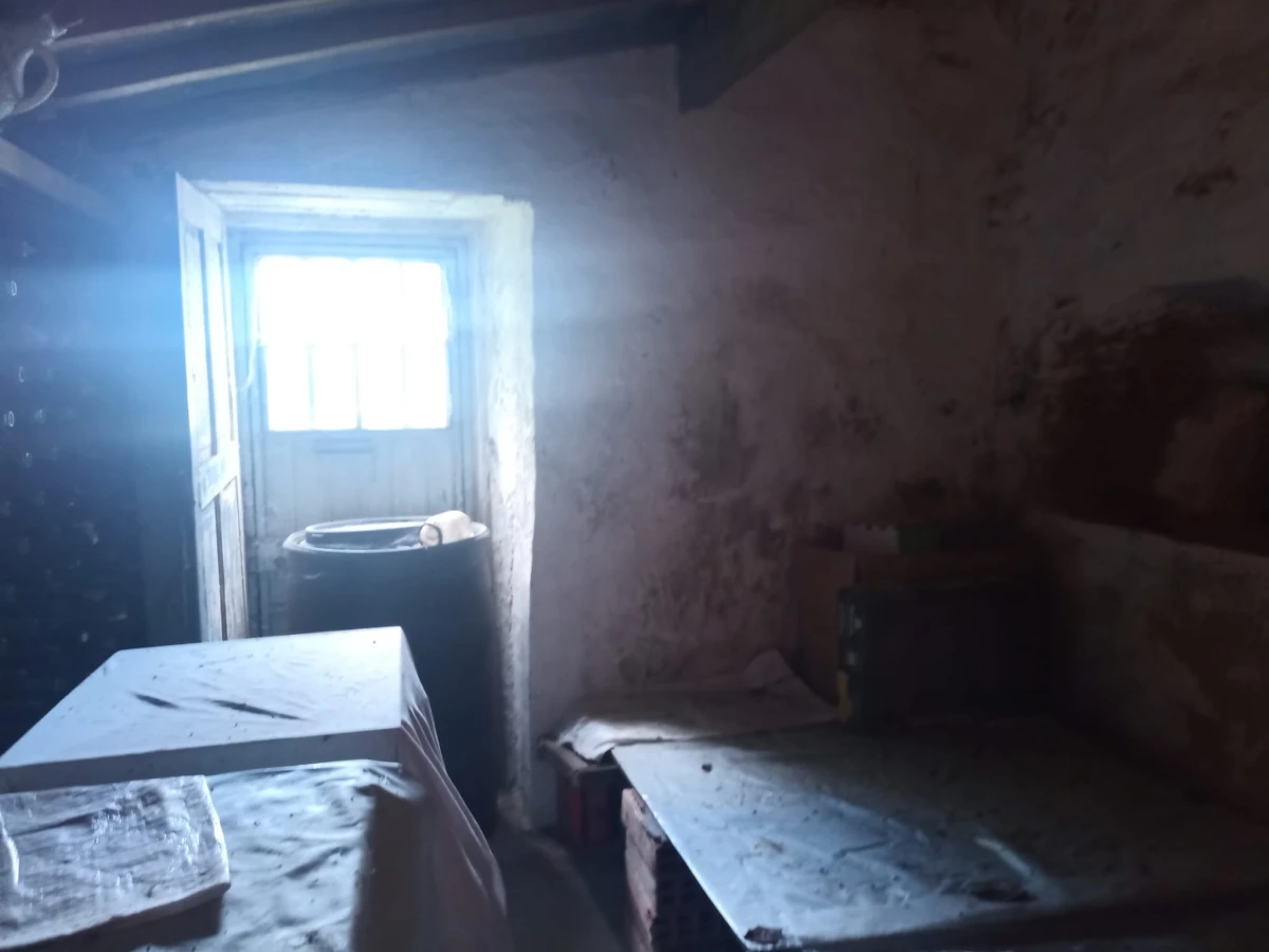 GR Negócios Imobiliários - moradia para reconstruçao Casa isolada, térrea em pedra cuja área de implantação é de 96m2, para reconstrução; inserida em terreno com 560m2; central mas zona muito pacata e sossegada; ótimos acessos.