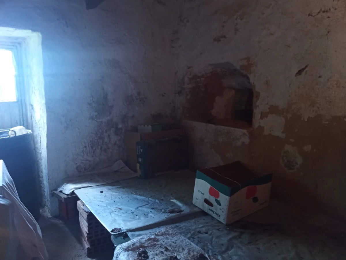 GR Negócios Imobiliários - moradia para reconstruçao Casa isolada, térrea em pedra cuja área de implantação é de 96m2, para reconstrução; inserida em terreno com 560m2; central mas zona muito pacata e sossegada; ótimos acessos.