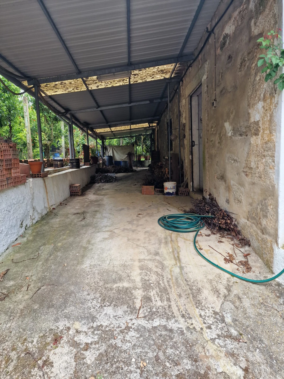 GR Negócios Imobiliários - moradia para reconstruçao Casa isolada, térrea em pedra cuja área de implantação é de 96m2, para reconstrução; inserida em terreno com 560m2; central mas zona muito pacata e sossegada; ótimos acessos.