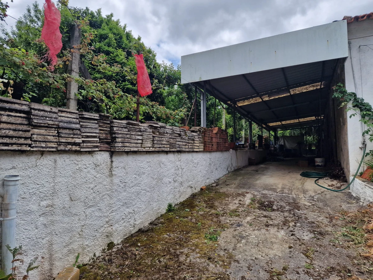 GR Negócios Imobiliários - moradia para reconstruçao Casa isolada, térrea em pedra cuja área de implantação é de 96m2, para reconstrução; inserida em terreno com 560m2; central mas zona muito pacata e sossegada; ótimos acessos.