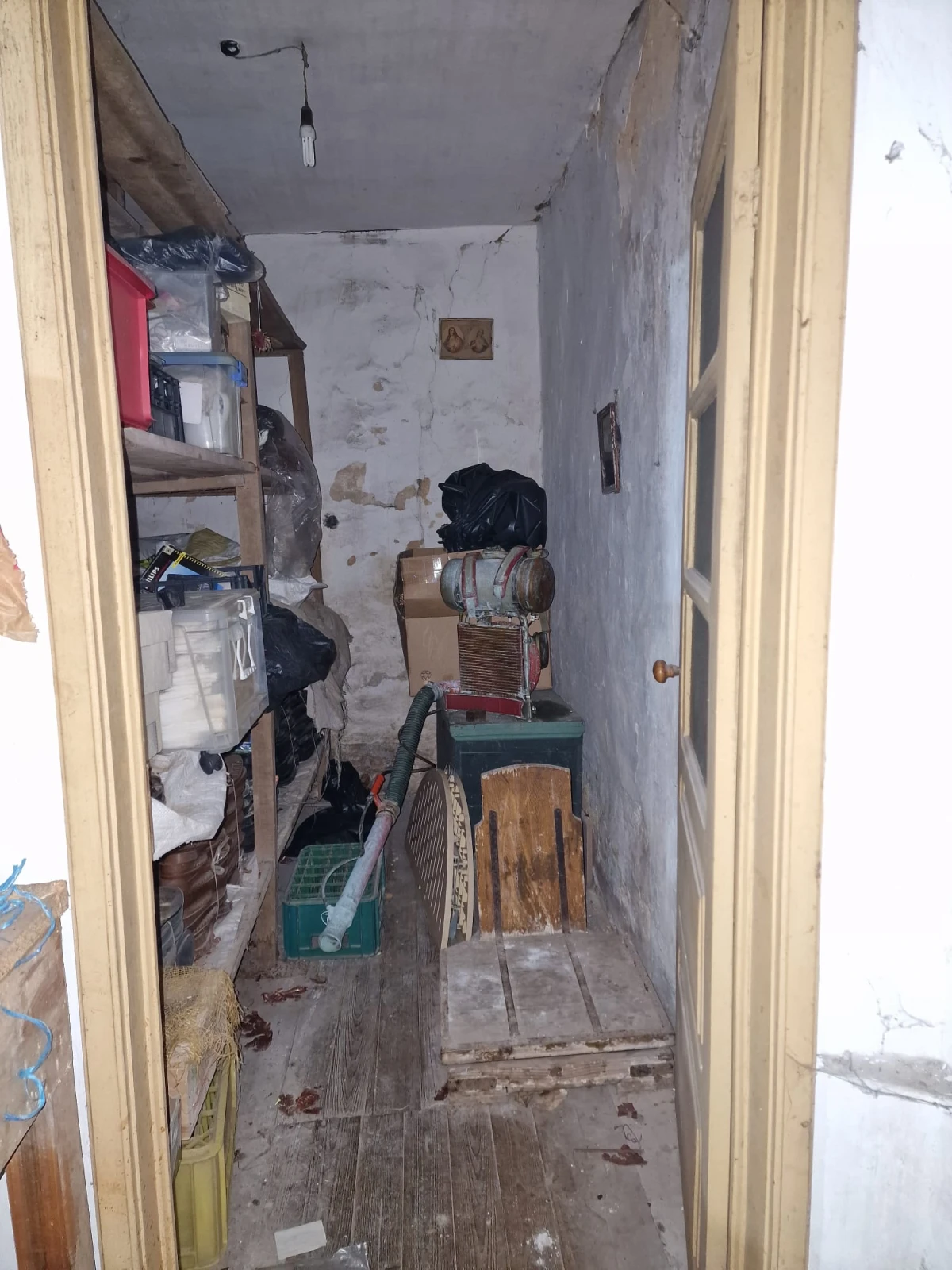 GR Negócios Imobiliários - moradia para reconstruçao Casa isolada, térrea em pedra cuja área de implantação é de 96m2, para reconstrução; inserida em terreno com 560m2; central mas zona muito pacata e sossegada; ótimos acessos.