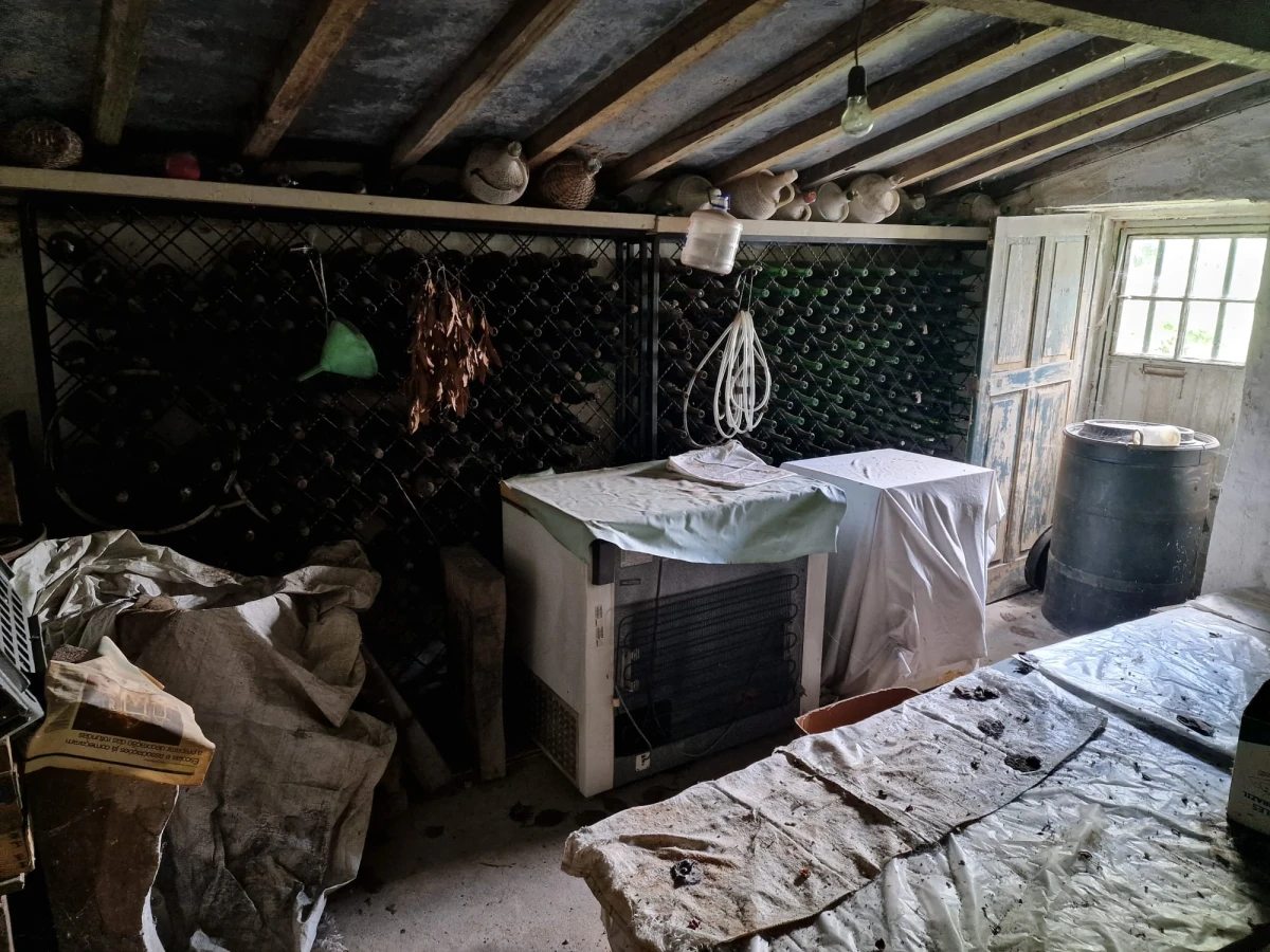 GR Negócios Imobiliários - moradia para reconstruçao Casa isolada, térrea em pedra cuja área de implantação é de 96m2, para reconstrução; inserida em terreno com 560m2; central mas zona muito pacata e sossegada; ótimos acessos.