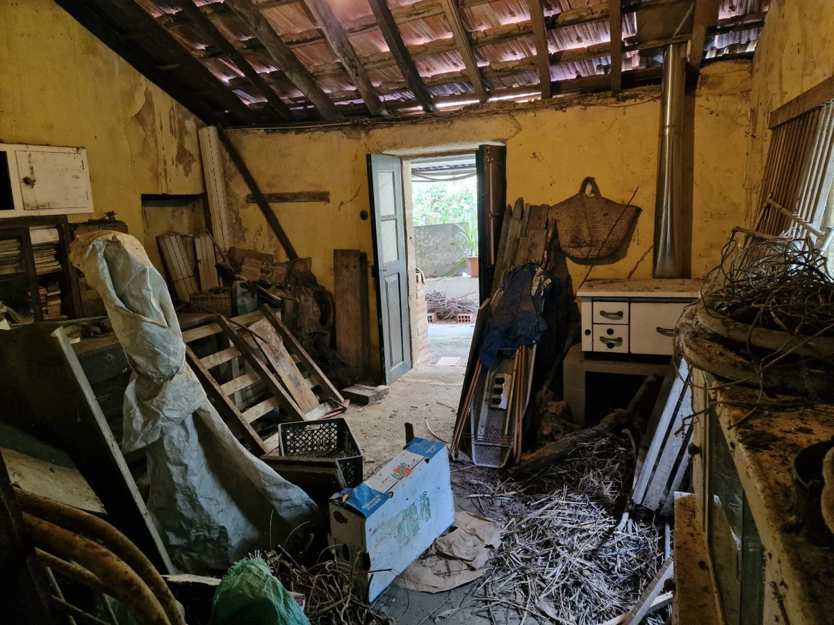 GR Negócios Imobiliários - moradia para reconstruçao Casa isolada, térrea em pedra cuja área de implantação é de 96m2, para reconstrução; inserida em terreno com 560m2; central mas zona muito pacata e sossegada; ótimos acessos.