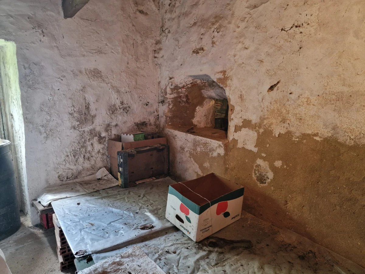 GR Negócios Imobiliários - moradia para reconstruçao Casa isolada, térrea em pedra cuja área de implantação é de 96m2, para reconstrução; inserida em terreno com 560m2; central mas zona muito pacata e sossegada; ótimos acessos.