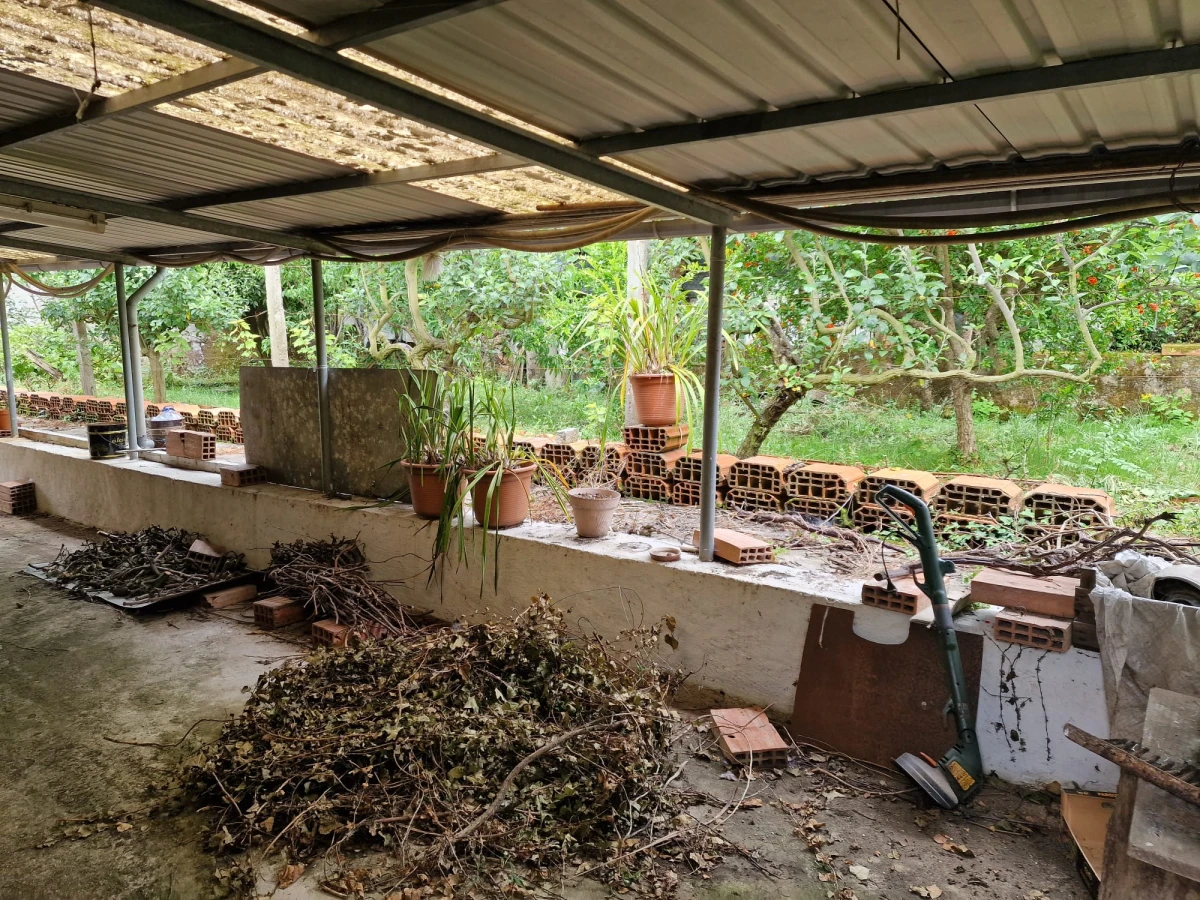 GR Negócios Imobiliários - moradia para reconstruçao Casa isolada, térrea em pedra cuja área de implantação é de 96m2, para reconstrução; inserida em terreno com 560m2; central mas zona muito pacata e sossegada; ótimos acessos.