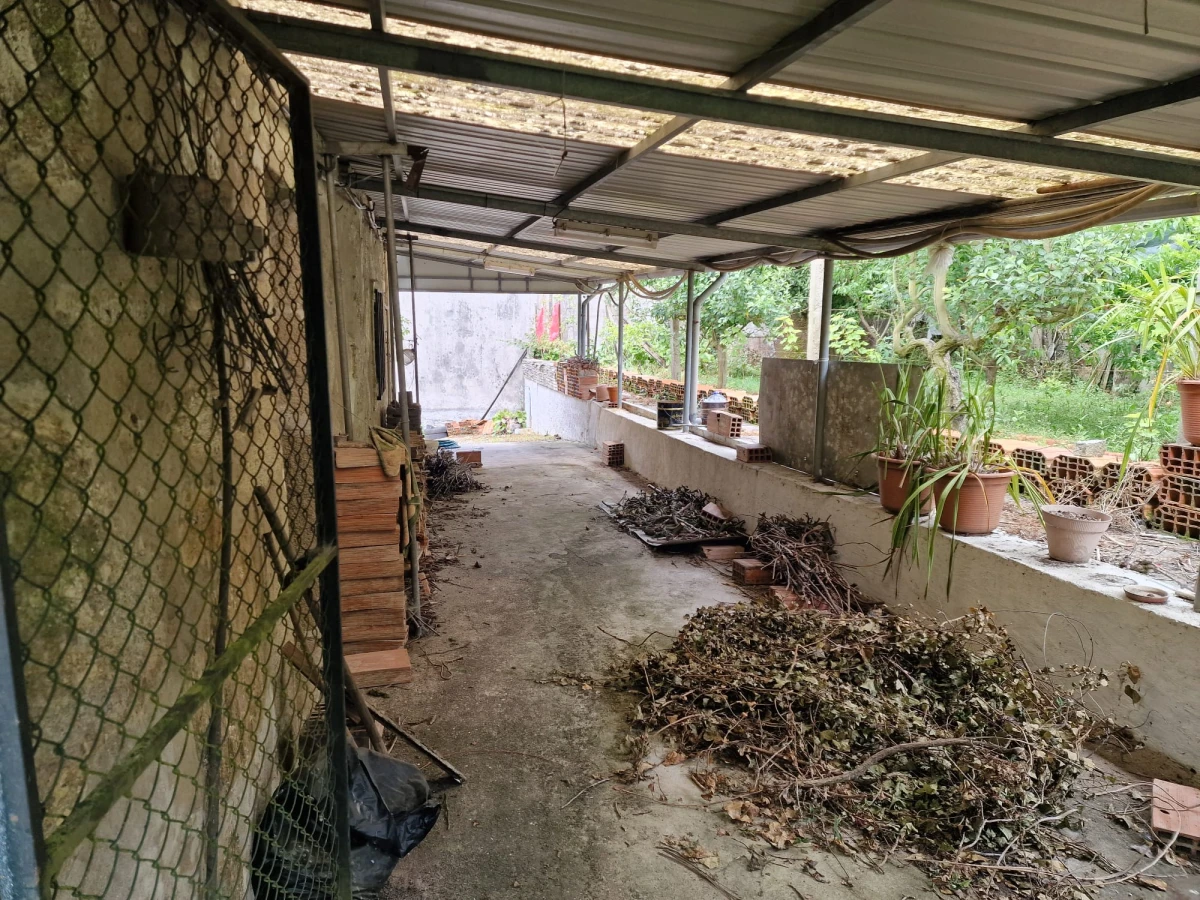 GR Negócios Imobiliários - moradia para reconstruçao Casa isolada, térrea em pedra cuja área de implantação é de 96m2, para reconstrução; inserida em terreno com 560m2; central mas zona muito pacata e sossegada; ótimos acessos.