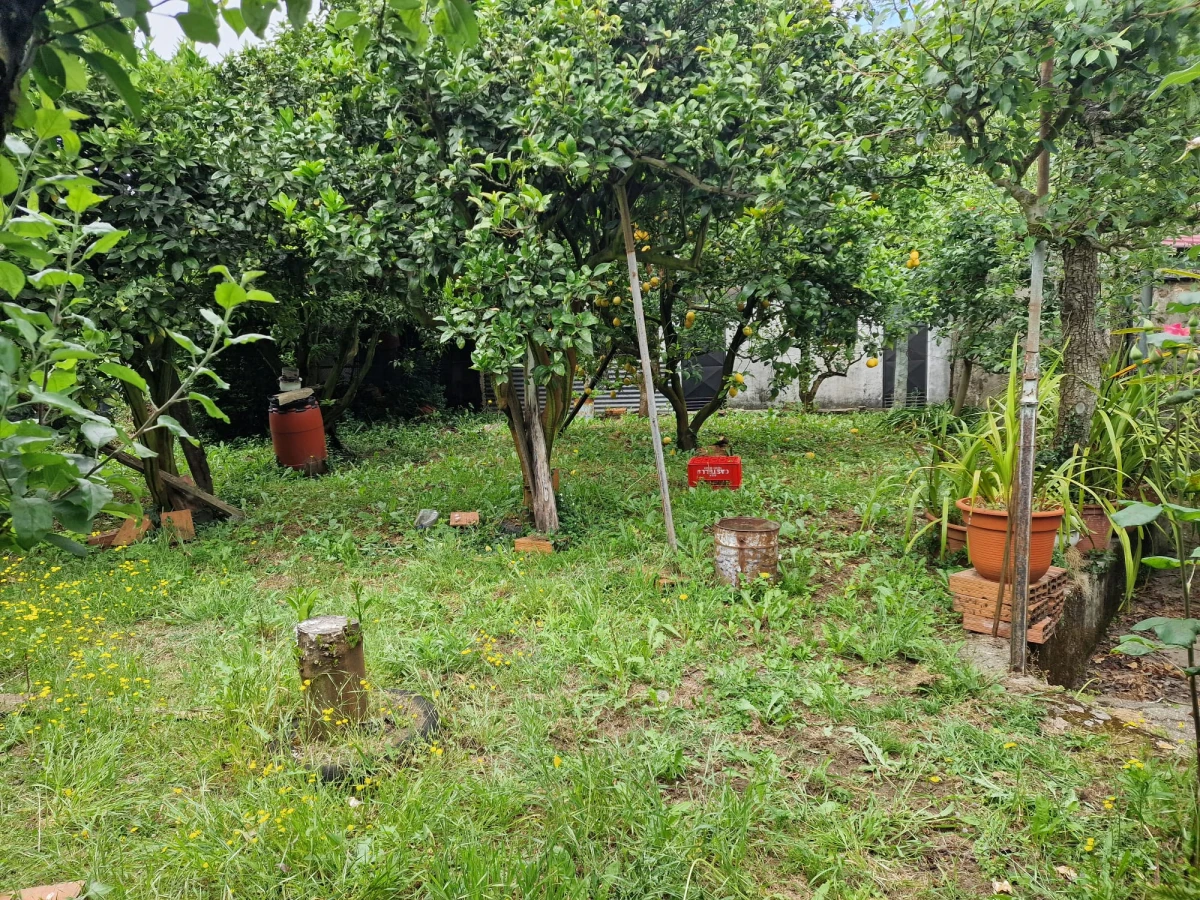 GR Negócios Imobiliários - moradia para reconstruçao Casa isolada, térrea em pedra cuja área de implantação é de 96m2, para reconstrução; inserida em terreno com 560m2; central mas zona muito pacata e sossegada; ótimos acessos.