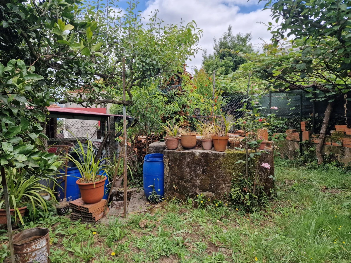 GR Negócios Imobiliários - moradia para reconstruçao Casa isolada, térrea em pedra cuja área de implantação é de 96m2, para reconstrução; inserida em terreno com 560m2; central mas zona muito pacata e sossegada; ótimos acessos.