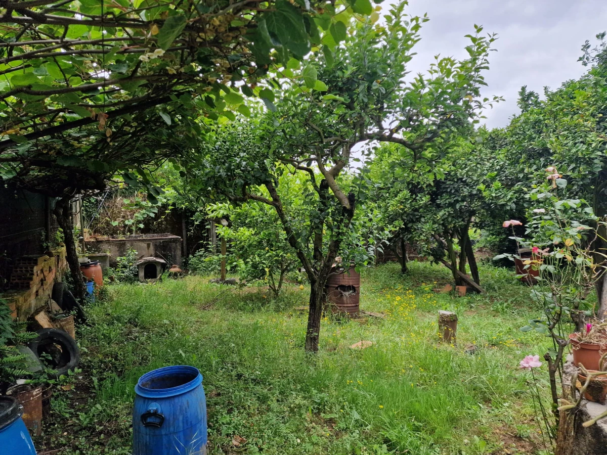 GR Negócios Imobiliários - moradia para reconstruçao Casa isolada, térrea em pedra cuja área de implantação é de 96m2, para reconstrução; inserida em terreno com 560m2; central mas zona muito pacata e sossegada; ótimos acessos.