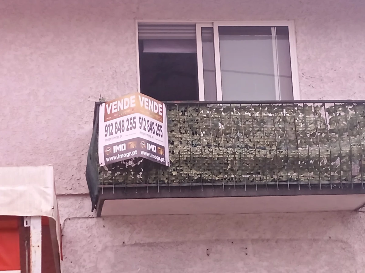 GR Negócios Imobiliários - Moradia V3 Moradia com andares de utilização independente e três acessos diferenciados; cave para garagem; rés do chão para comércio e andar para habitação. Logradouros separados individualmente e acessos automóveis/pedonais diferentes.