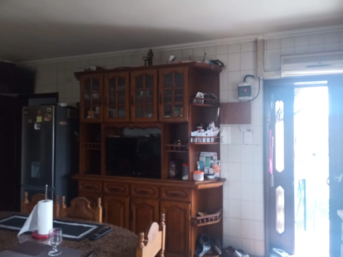 GR Negócios Imobiliários - Moradia V3 Moradia com andares de utilização independente e três acessos diferenciados; cave para garagem; rés do chão para comércio e andar para habitação. Logradouros separados individualmente e acessos automóveis/pedonais diferentes.