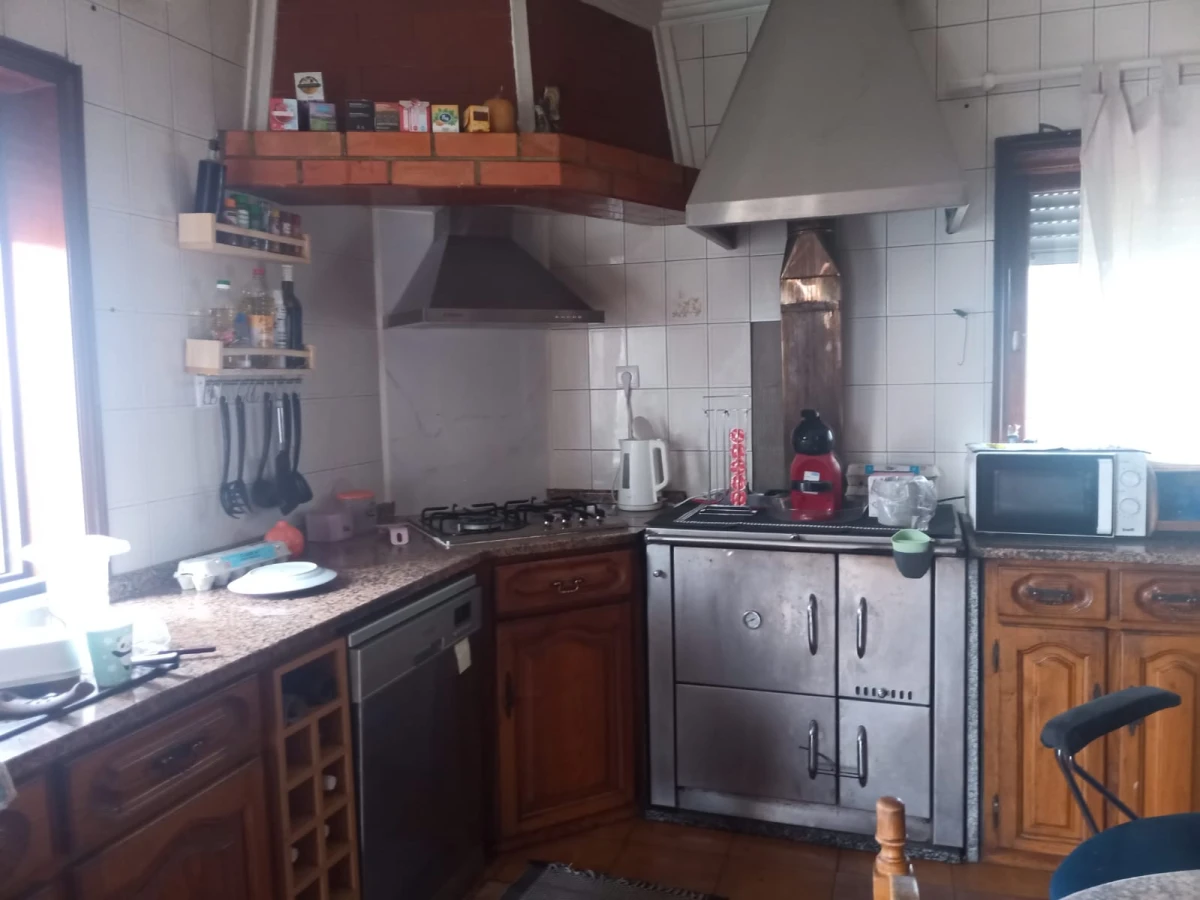 GR Negócios Imobiliários - Moradia V3 Moradia com andares de utilização independente e três acessos diferenciados; cave para garagem; rés do chão para comércio e andar para habitação. Logradouros separados individualmente e acessos automóveis/pedonais diferentes.