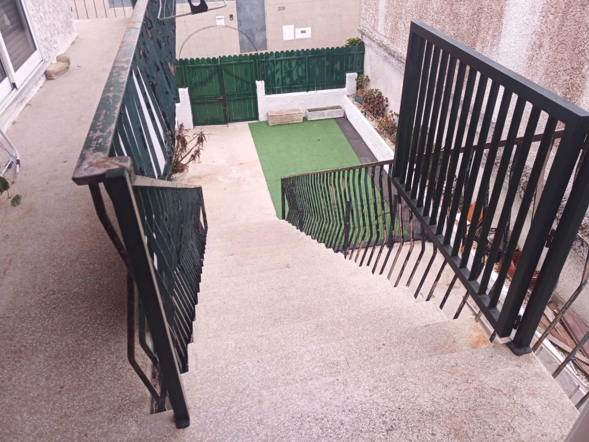 GR Negócios Imobiliários - Moradia V3 Moradia com andares de utilização independente e três acessos diferenciados; cave para garagem; rés do chão para comércio e andar para habitação. Logradouros separados individualmente e acessos automóveis/pedonais diferentes.