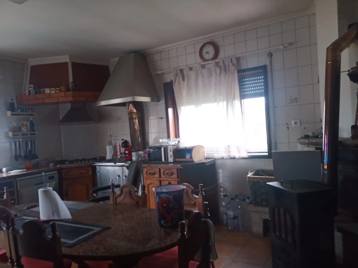 GR Negócios Imobiliários - Moradia V3 Moradia com andares de utilização independente e três acessos diferenciados; cave para garagem; rés do chão para comércio e andar para habitação. Logradouros separados individualmente e acessos automóveis/pedonais diferentes.