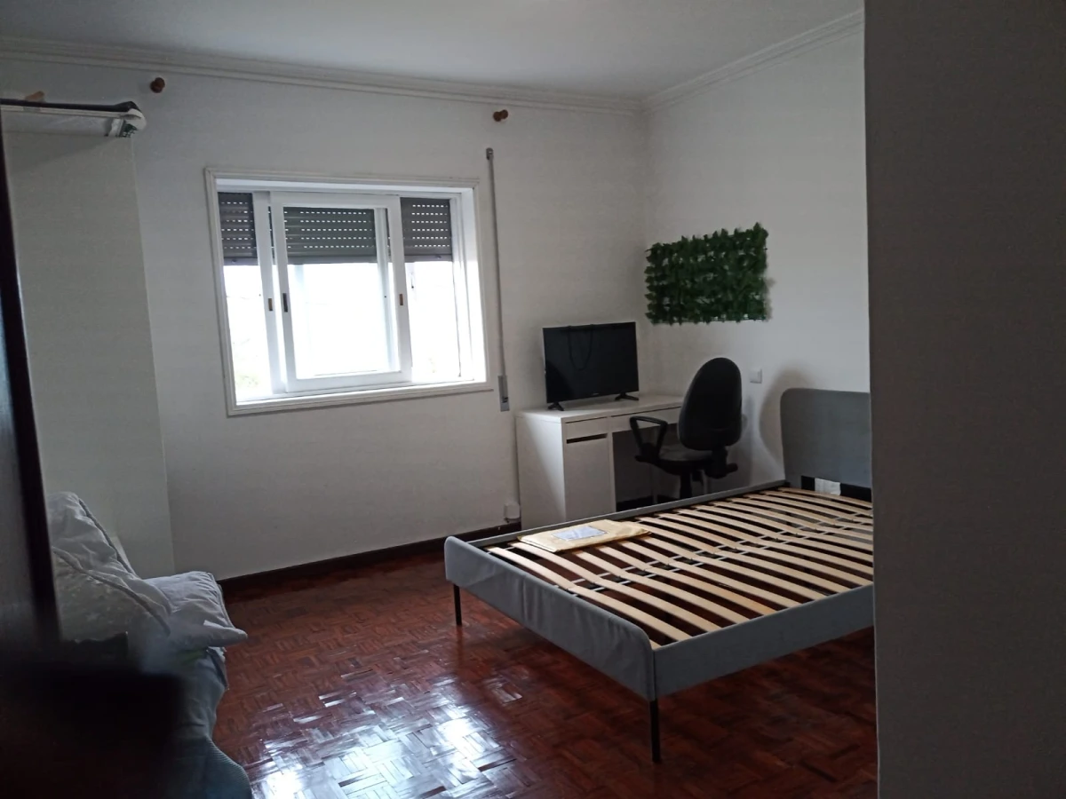 GR Negócios Imobiliários - Moradia V3 Moradia com andares de utilização independente e três acessos diferenciados; cave para garagem; rés do chão para comércio e andar para habitação. Logradouros separados individualmente e acessos automóveis/pedonais diferentes.