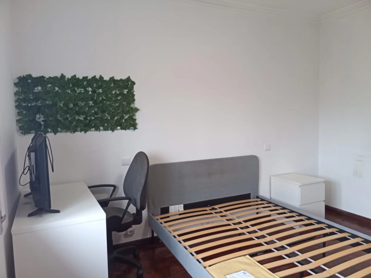 GR Negócios Imobiliários - Moradia V3 Moradia com andares de utilização independente e três acessos diferenciados; cave para garagem; rés do chão para comércio e andar para habitação. Logradouros separados individualmente e acessos automóveis/pedonais diferentes.