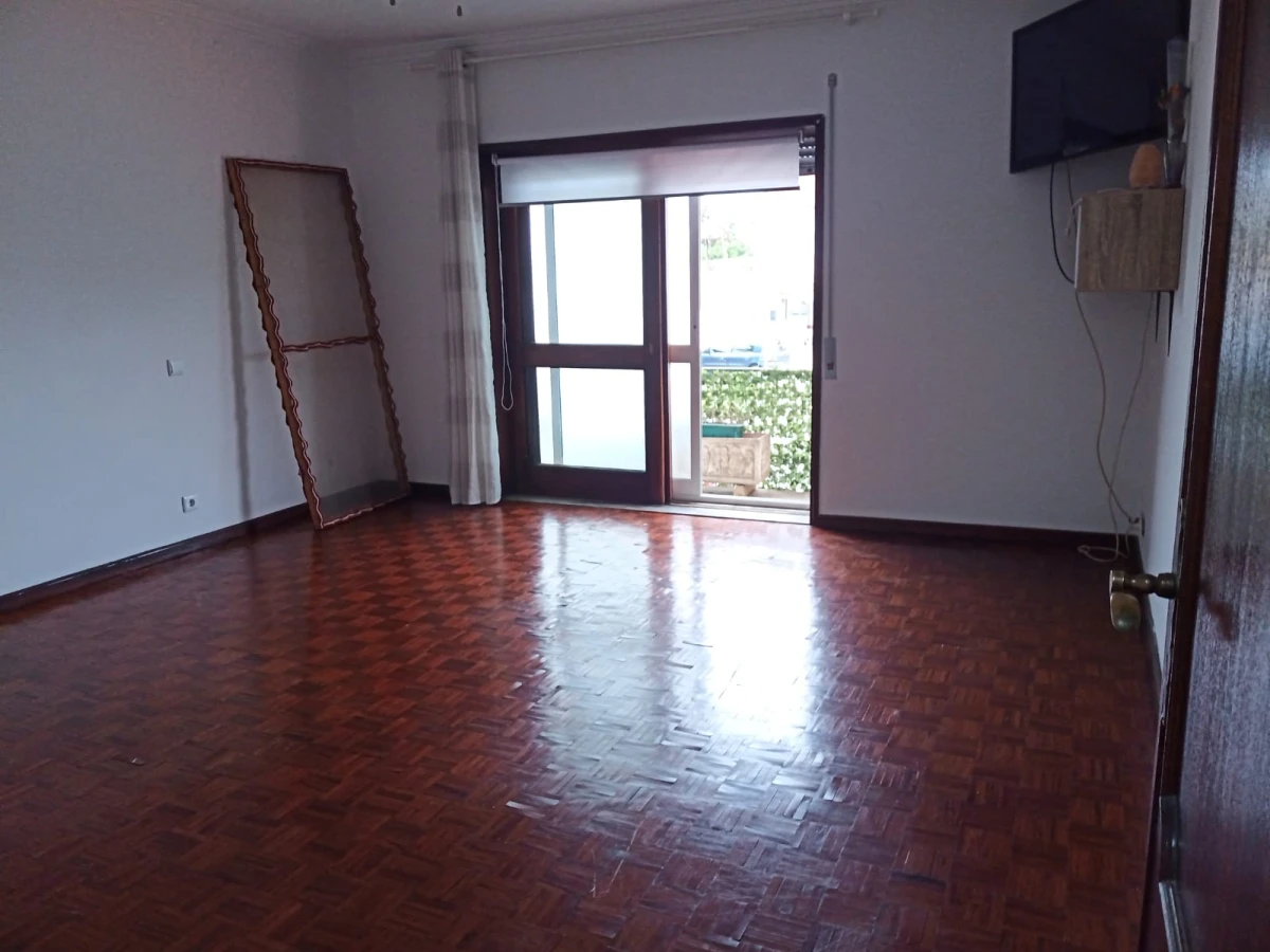 GR Negócios Imobiliários - Moradia V3 Moradia com andares de utilização independente e três acessos diferenciados; cave para garagem; rés do chão para comércio e andar para habitação. Logradouros separados individualmente e acessos automóveis/pedonais diferentes.