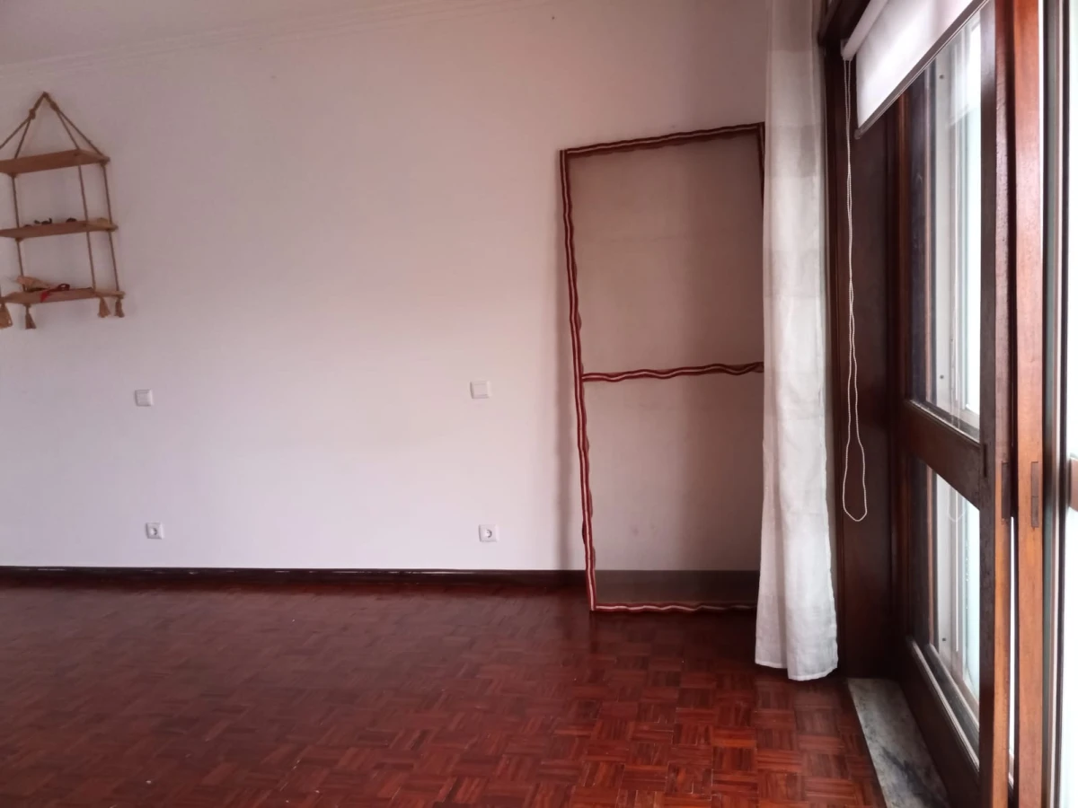 GR Negócios Imobiliários - Moradia V3 Moradia com andares de utilização independente e três acessos diferenciados; cave para garagem; rés do chão para comércio e andar para habitação. Logradouros separados individualmente e acessos automóveis/pedonais diferentes.