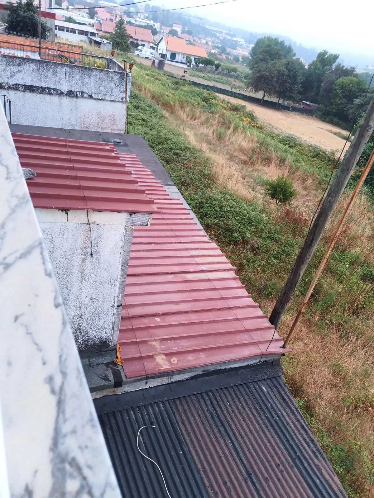 GR Negócios Imobiliários - Moradia V3 Moradia com andares de utilização independente e três acessos diferenciados; cave para garagem; rés do chão para comércio e andar para habitação. Logradouros separados individualmente e acessos automóveis/pedonais diferentes.