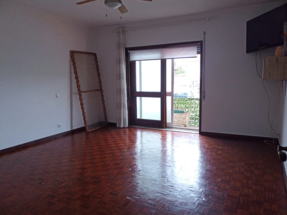 GR Negócios Imobiliários - Moradia V3 Moradia com andares de utilização independente e três acessos diferenciados; cave para garagem; rés do chão para comércio e andar para habitação. Logradouros separados individualmente e acessos automóveis/pedonais diferentes.