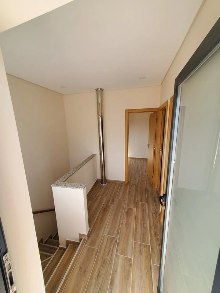 GR Negócios Imobiliários - Moradia v3 Moradia  com 130m3, renovada,  com garagem fechada e logradouro.
Ideal para quem não gosta de condomínios ou apartamentos.