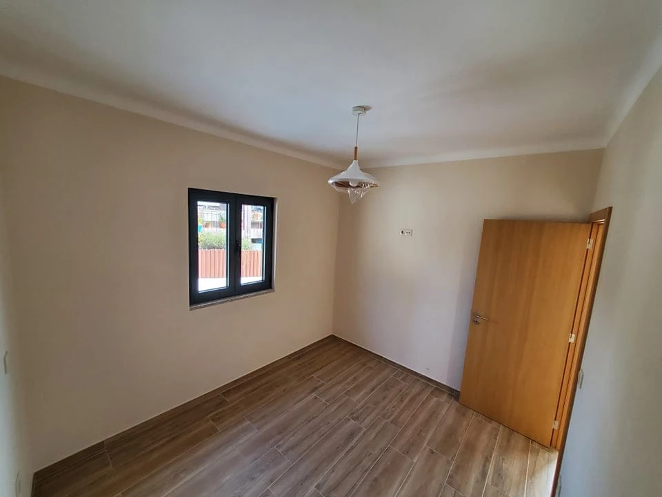 GR Negócios Imobiliários - Moradia v3 Moradia  com 130m3, renovada,  com garagem fechada e logradouro.
Ideal para quem não gosta de condomínios ou apartamentos.
