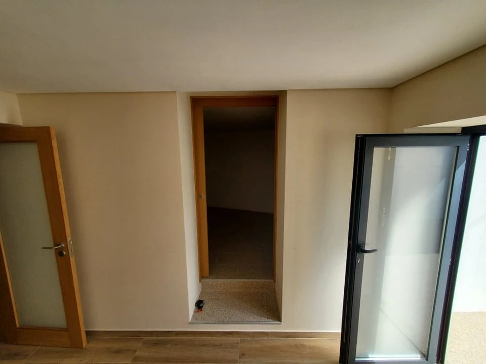 GR Negócios Imobiliários - Moradia v3 Moradia  com 130m3, renovada,  com garagem fechada e logradouro.
Ideal para quem não gosta de condomínios ou apartamentos.