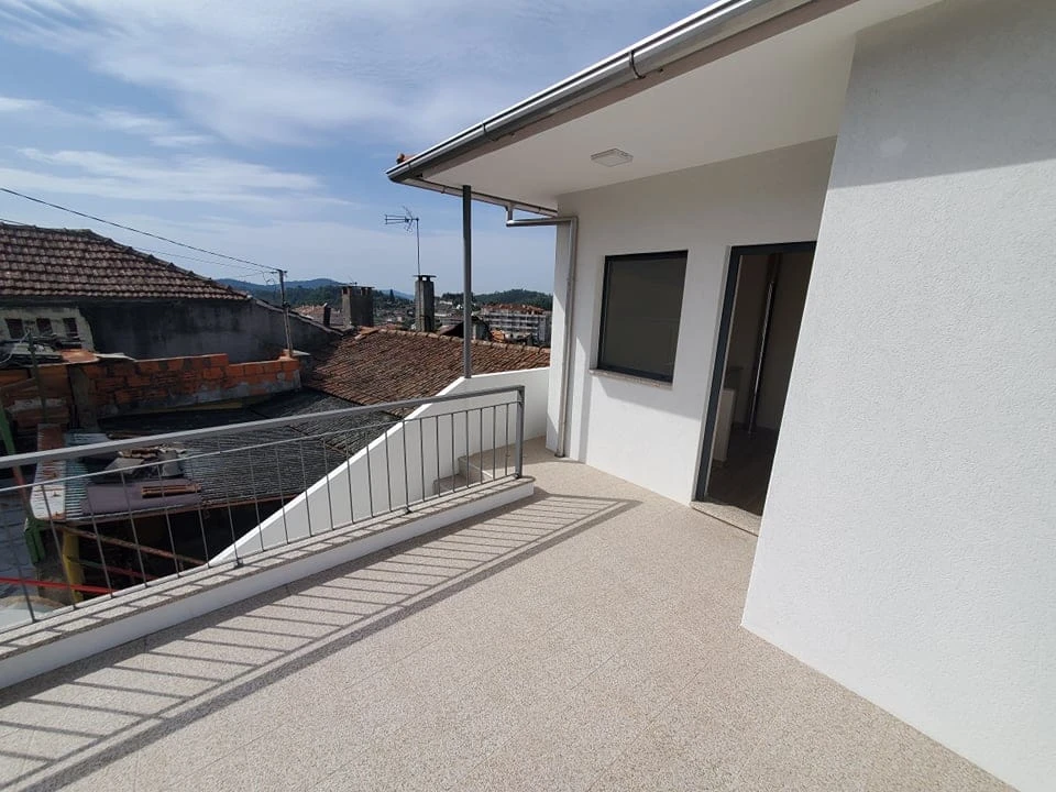 GR Negócios Imobiliários - Moradia v3 Moradia  com 130m3, renovada,  com garagem fechada e logradouro.
Ideal para quem não gosta de condomínios ou apartamentos.