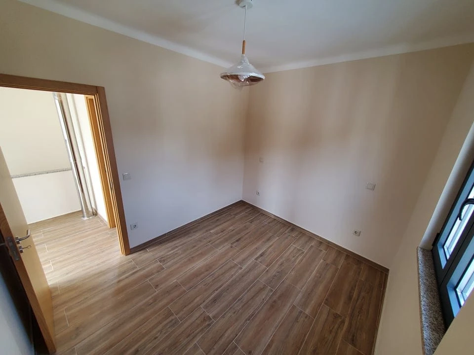 GR Negócios Imobiliários - Moradia v3 Moradia  com 130m3, renovada,  com garagem fechada e logradouro.
Ideal para quem não gosta de condomínios ou apartamentos.