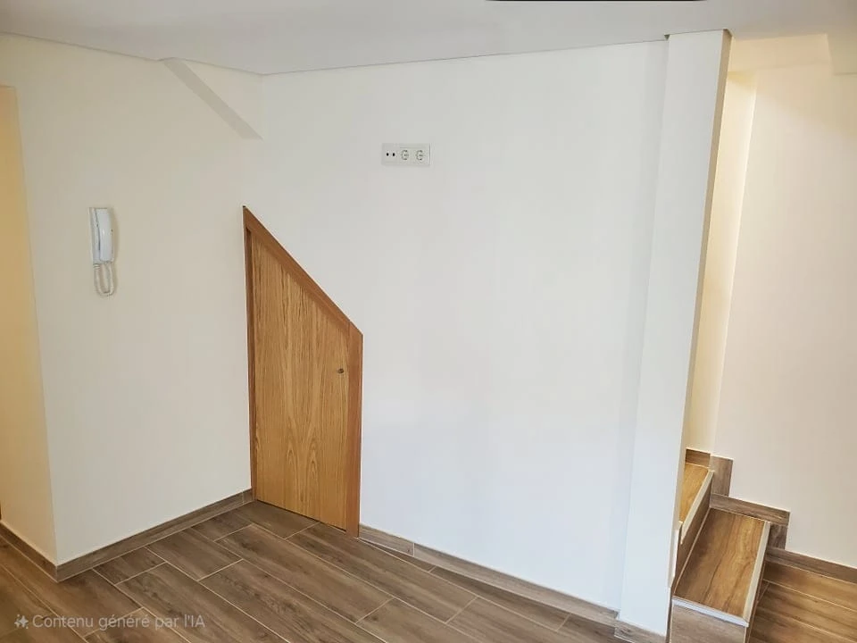 GR Negócios Imobiliários - Moradia v3 Moradia  com 130m3, renovada,  com garagem fechada e logradouro.
Ideal para quem não gosta de condomínios ou apartamentos.