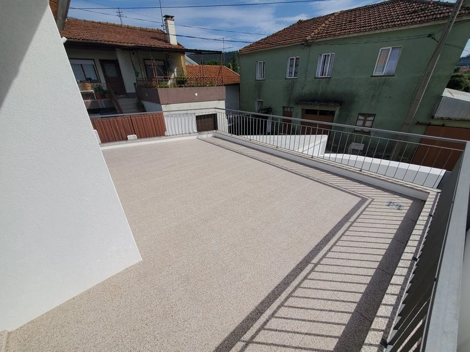 GR Negócios Imobiliários - Moradia v3 Moradia  com 130m3, renovada,  com garagem fechada e logradouro.
Ideal para quem não gosta de condomínios ou apartamentos.