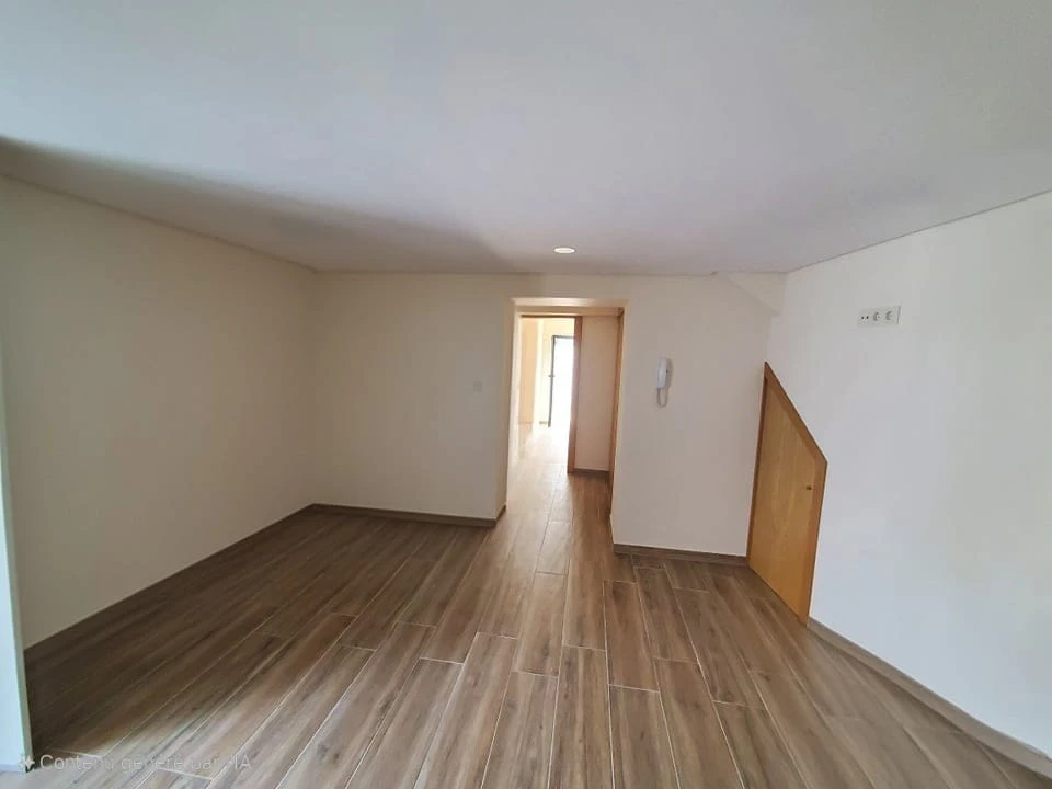 GR Negócios Imobiliários - Moradia v3 Moradia  com 130m3, renovada,  com garagem fechada e logradouro.
Ideal para quem não gosta de condomínios ou apartamentos.